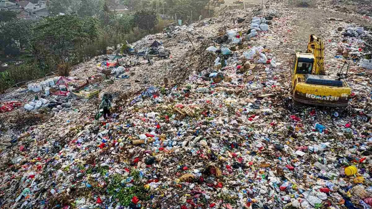 Volume sampah Indonesia kini setara empat Monas dan terus meningkat setiap hari, menjadi ancaman serius bagi lingkungan dan kesehatan masyarakat. (Ilustrasi sampah di Indonesia)