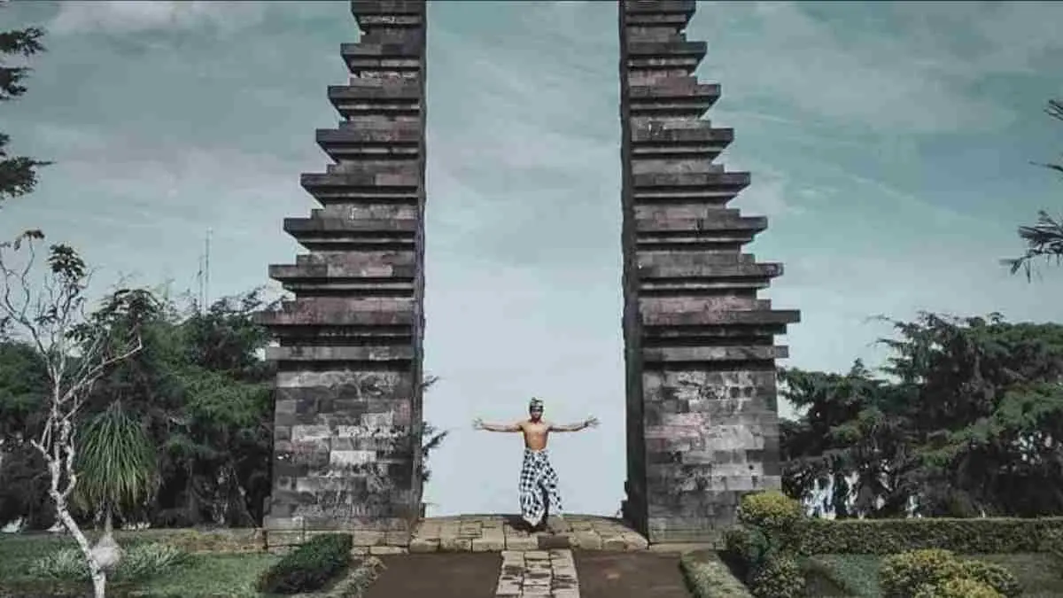Candi Cetho menghadirkan perpaduan sejarah Majapahit, nuansa spiritual, dan panorama alam pegunungan yang memikat di lereng Gunung Lawu. (Sumber: Pinterest)