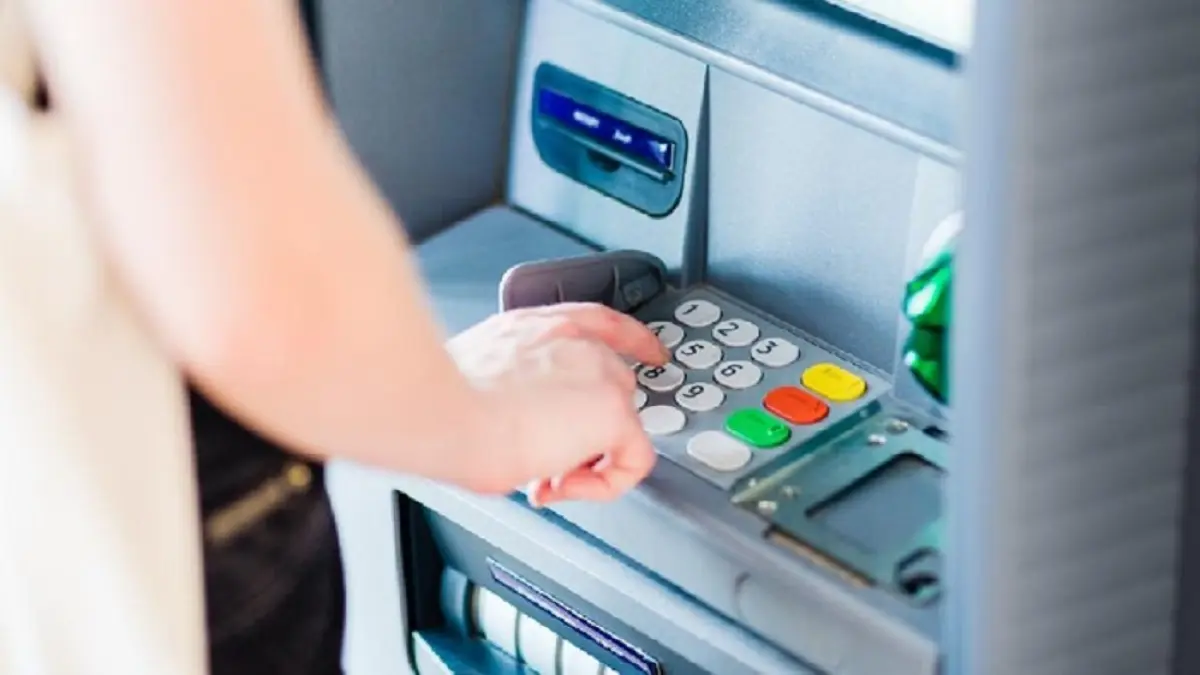 Menyimpan terlalu banyak uang di rekening ternyata tidak disarankan, ini jumlah ideal menurut ahli agar keuangan tetap sehat. (Ilustrasi mesin ATM)