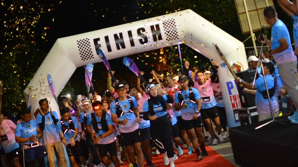 Puncak HPN 2026 di Tuban berlangsung semarak lewat Fun Run Colour Night 2 yang diikuti ratusan peserta dari berbagai kalangan. (YUDHA SATRIA ADITAMA/RADAR BONANG)