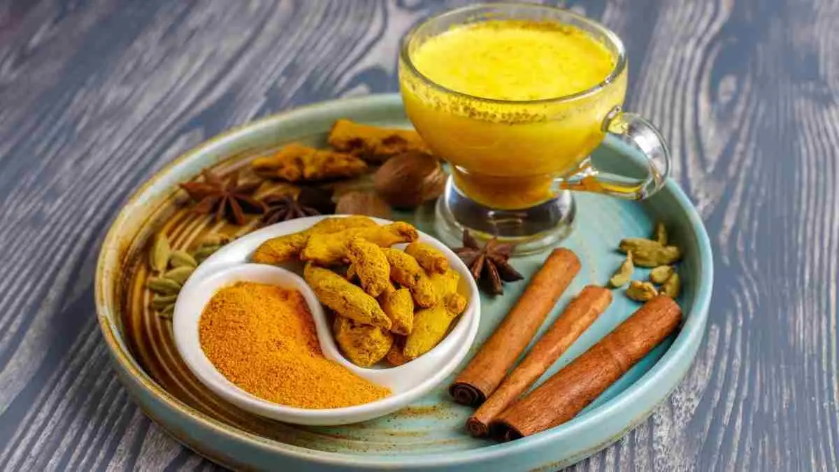 Nyeri haid mengganggu? Coba kunyit asam! Ini cara racik yang benar agar manfaatnya maksimal dan cepat terasa. (Sumber Foto: Freepik)
