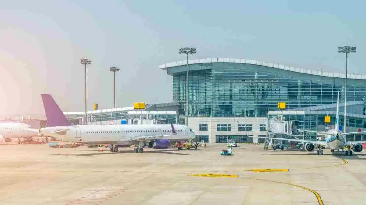 Pasokan avtur dibatasi di 4 bandara Italia hingga 9 April 2026. Penerbangan berpotensi terganggu di tengah lonjakan libur Paskah. (sumber foto: freepik.com)