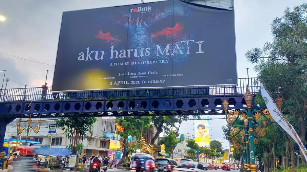 Baliho film horor “Aku Harus Mati” menuai protes hingga dicopot. Visual menyeramkan dan narasi sensitif picu keresahan publik, pemerintah pun turun tangan. (Liputan6.com)