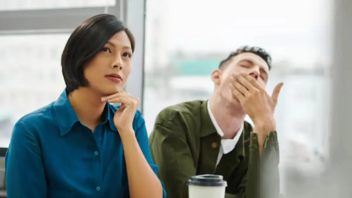 Kalau small talk terasa melelahkan, mungkin kamu bukan aneh—kamu hanya berbeda. (Freepik/dragonimages)