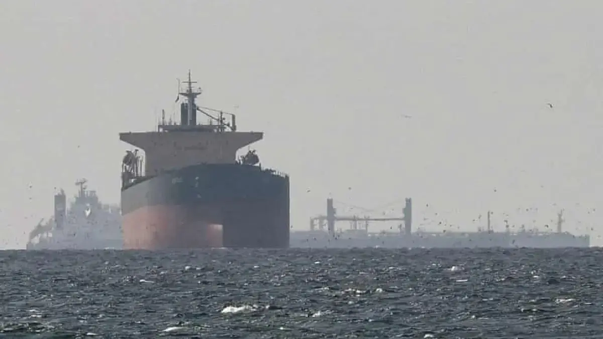 Kapal kargo berlayar di Teluk dekat Selat Hormuz. Iran menyatakan jalur vital energi itu terbuka bagi negara-negara sahabat mereka. (The Guardian)