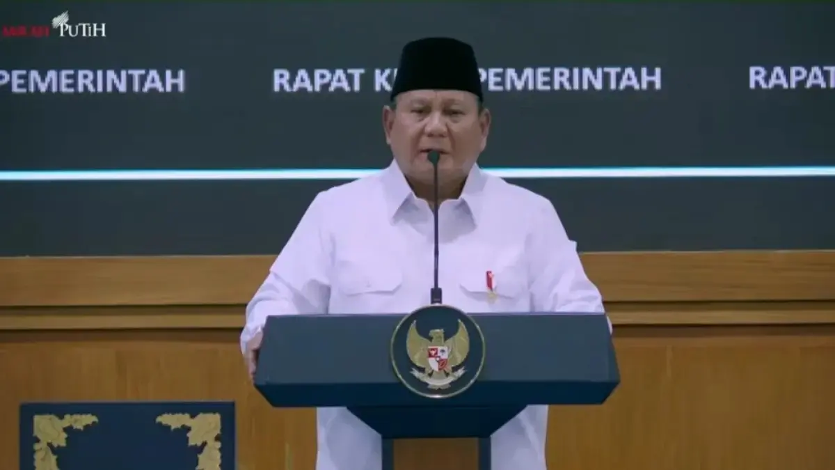 Presiden Prabowo Subianto memberikan taklimat di hadapan 800 pejabat negara mulai dari menteri sampai dengan eselon I kementerian/lembaga saat Rapat Kerja Pemerintah di Halaman Tengah Istana Kepresidenan, Jakarta, Rabu (8/4). (Sumber foto: jawapos.com)