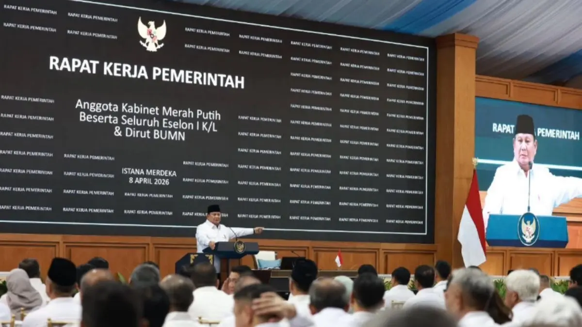 Presiden Prabowo Subianto memberikan taklimat di hadapan 800 pejabat negara mulai dari menteri sampai dengan eselon I kementerian/lembaga saat Rapat Kerja Pemerintah di Halaman Tengah Istana Kepresidenan, Jakarta, Rabu (8/4/2026).  (Sumber: ANTARA FOTO)