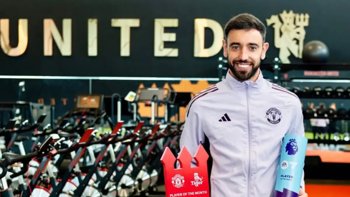Pemain Manchester United, Bruno Fernandes, saat menerima penghargaan Premier League Of the Month. (Sumber foto: Instagram/manutd)