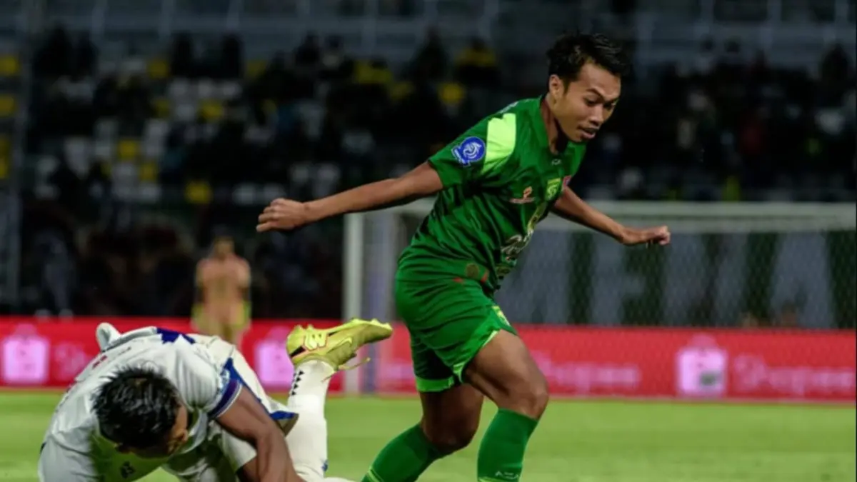 Pemain Persebaya Surabaya, Riyan Ardiansyah saat timnya melawan Persita Tangerang. (Sumber foto: Instagram/Ardiansyahriyan17)