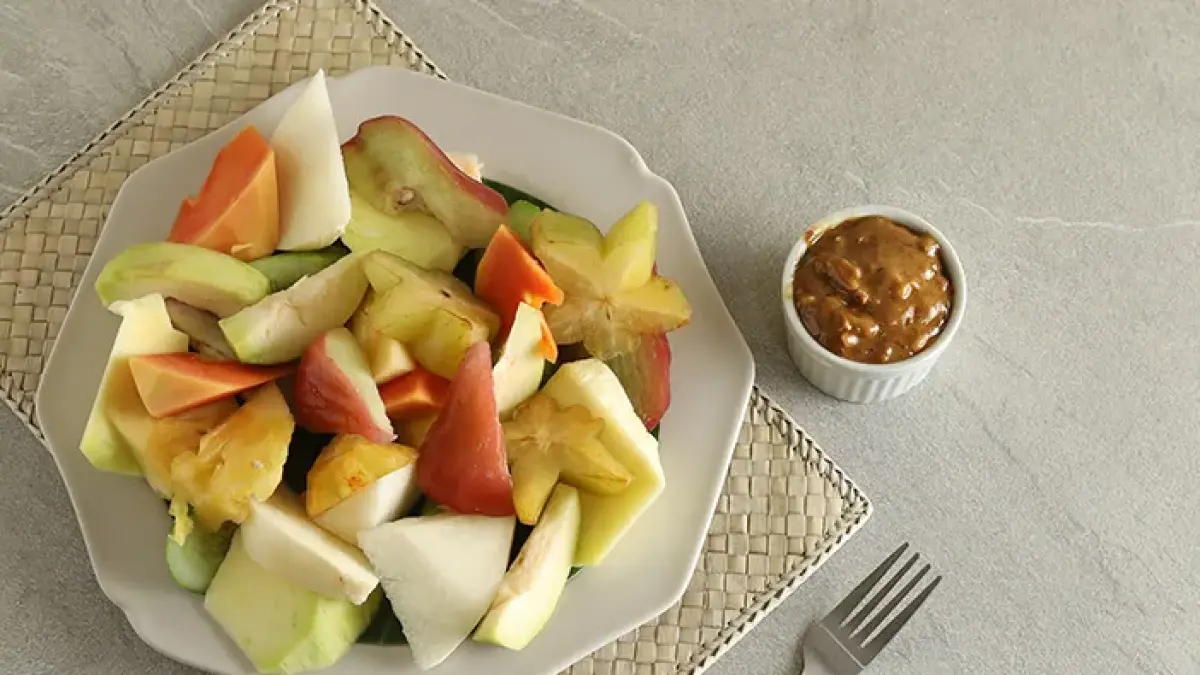 Sensasi pedas, manis, dan segar rujak ternyata punya rahasia ilmiah yang bikin siapa saja sulit berhenti makan. (ilustrasi)