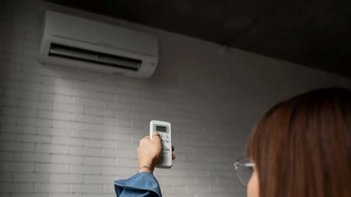 Waktu service AC yang tepat menjadi kunci menjaga performa, menghemat listrik, dan mencegah kerusakan yang bisa memicu biaya besar. (Ilustrasi AC: freepik.com)