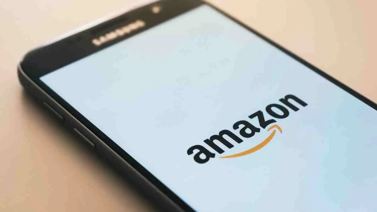 Amazon bersiap meluncurkan layanan internet satelit Leo pada 2026 untuk menyaingi dominasi Starlink dengan teknologi dan kecepatan lebih tinggi (Christian Wiediger/Unsplash)