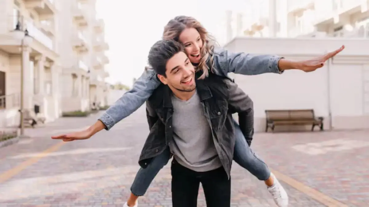 Bangun hubungan sehat dengan komunikasi, kepercayaan, dan saling menghargai agar terhindar dari toxic relationship dan konflik merusak (Freepik/lookstudio)