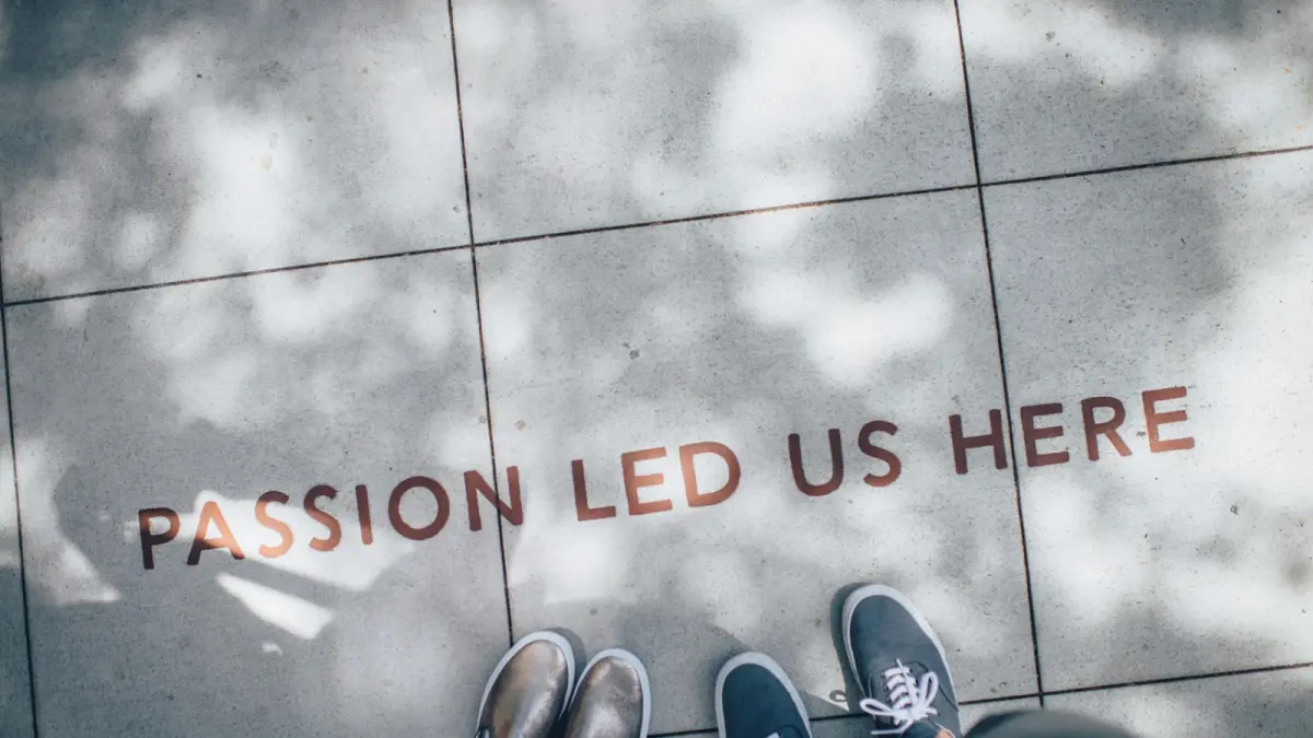 Dilema antara passion dan kebutuhan sering dialami anak muda saat memasuki dunia kerja dan membutuhkan keseimbangan yang tepat (Photo by Ian Schneider on Unsplash)