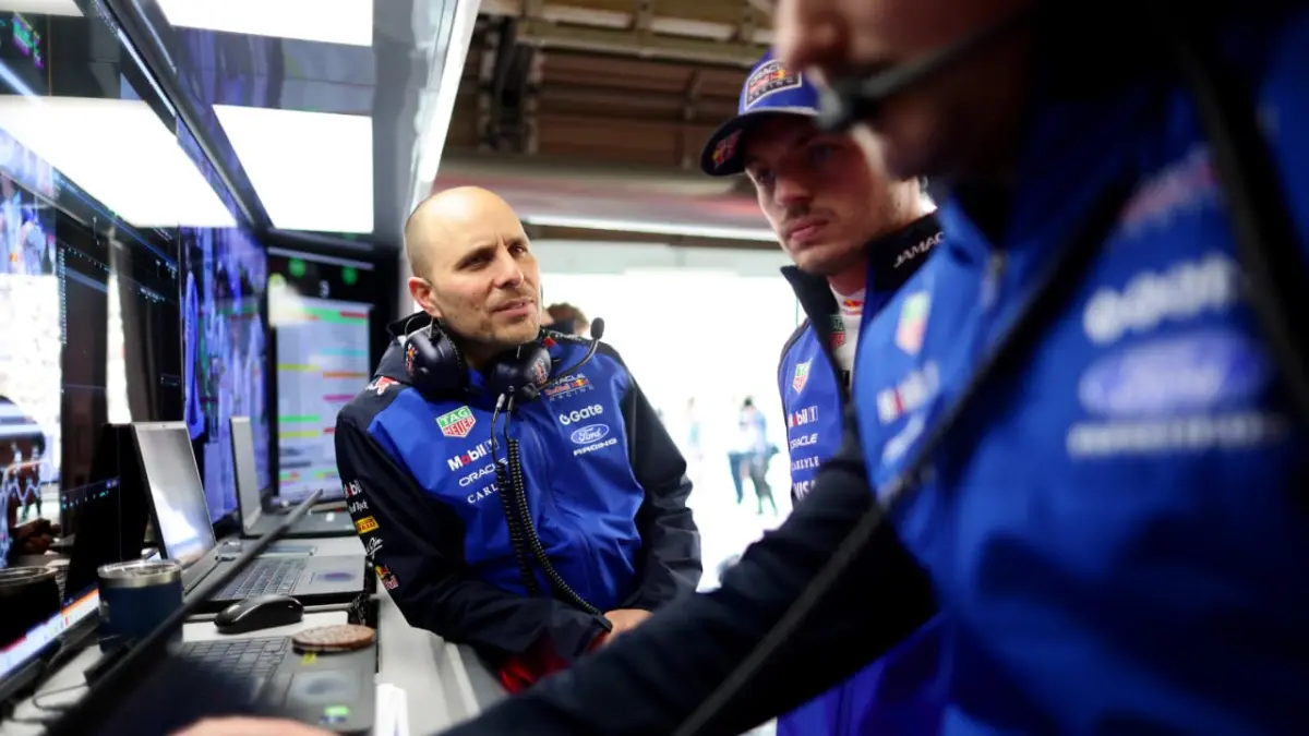 Gianpiero Lambiase dipastikan hengkang dari Red Bull dan akan bergabung dengan McLaren mulai musim 2028, memanaskan persaingan Formula 1 (@F1/X)