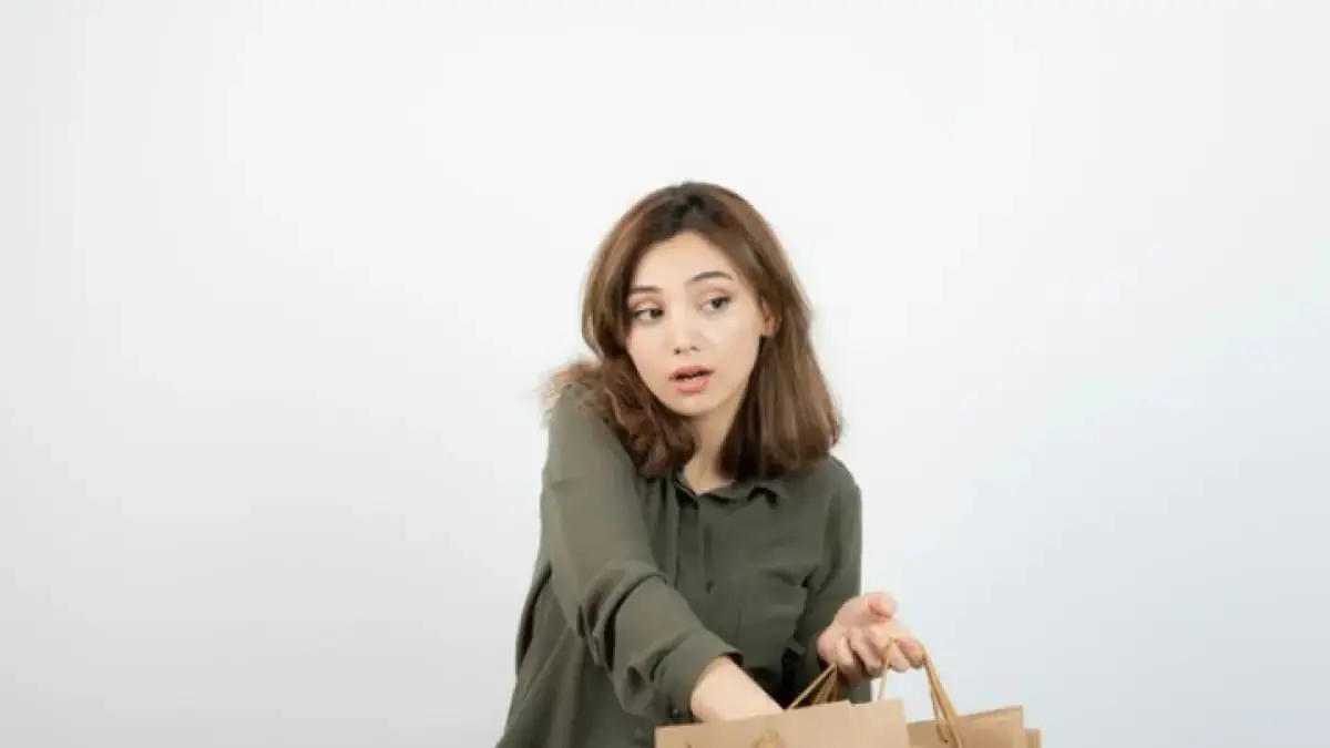 Kebiasaan belanja yang terlihat hemat bisa jadi justru membuat pengeluaran semakin besar tanpa disadari (Freepik/BalashMirzabey)