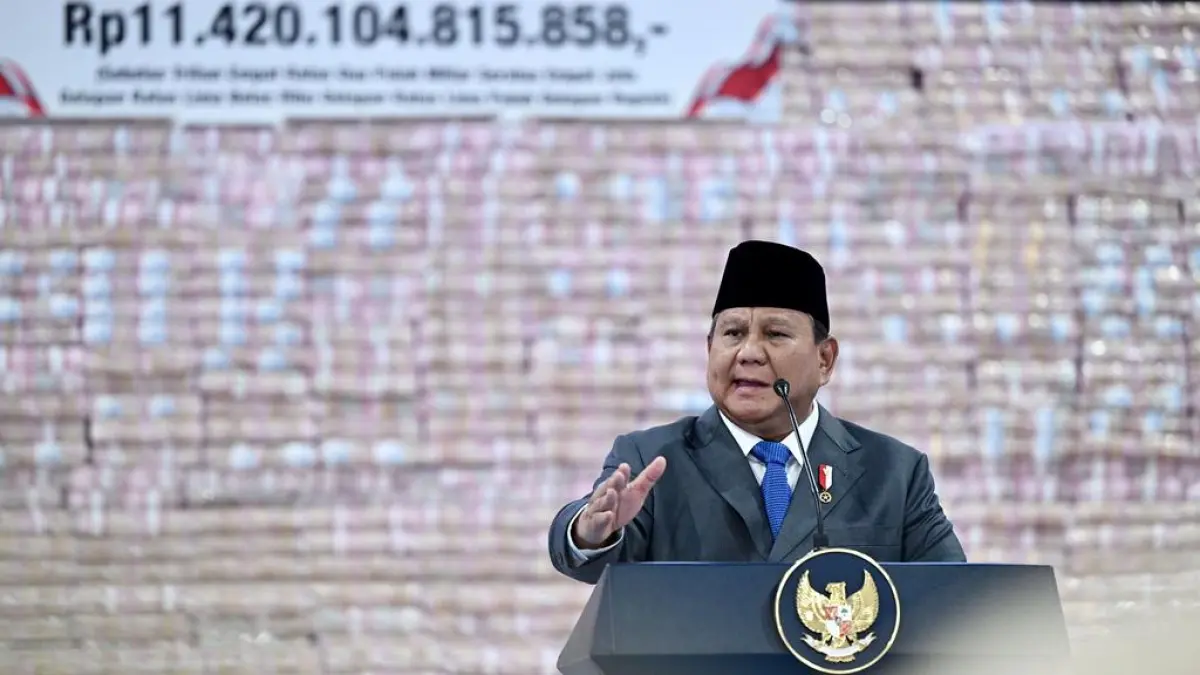Presiden Prabowo Subianto saat menyaksikan Penyerahan Denda Administratif dan Penyelematan Keuangan Negara di Kejagung, Jakarta Selatan, Jumat (10/26) (Biro Pers Istana) 