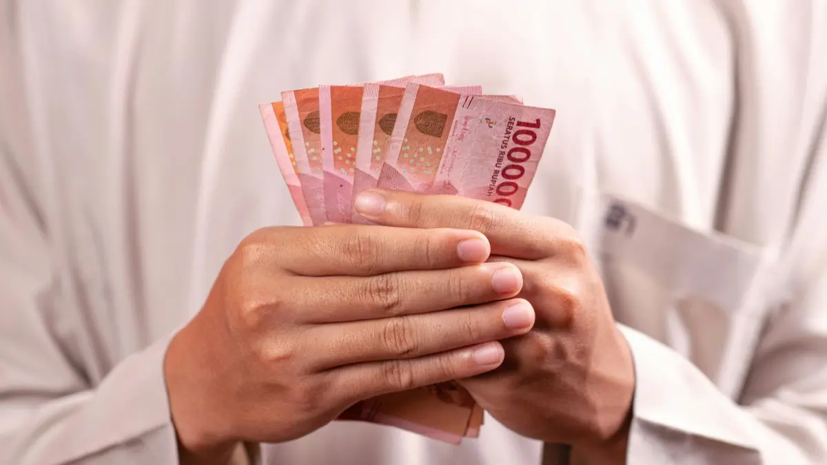 Uang Rp100 ribu kini terasa cepat habis akibat ilusi inflasi dan shrinkflation yang diam-diam menggerus daya beli masyarakat (Sumber Foto: Unsplash / Defrino Maasy)
