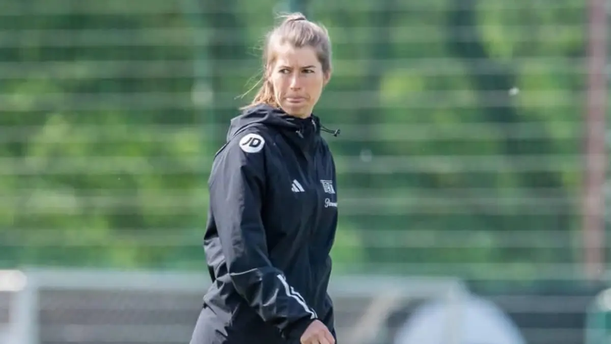 Marie-Louise Eta cetak sejarah sebagai pelatih perempuan pertama di Bundesliga saat memimpin Union Berlin di tengah tekanan kompetisi (Instagram/Bundesliga)