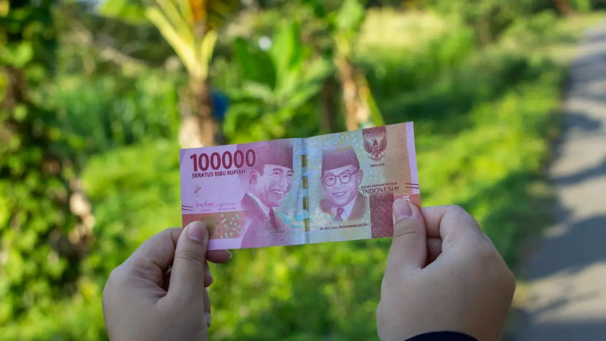 Pria di Blitar ditangkap karena edarkan uang palsu ke lansia, polisi juga temukan sabu saat penggeledahan (Sumber Foto: Unsplash / Muhammad Daudy)