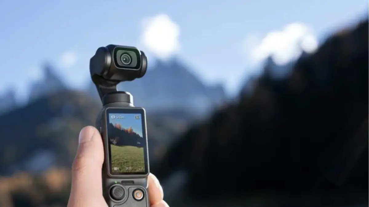 DJI siap bikin gebrakan lagi. Osmo Pocket 4 Pro bocor bawa lensa ganda dan zoom optik—cocok banget buat kreator konten! (Image: Igor Bogdanov via X)