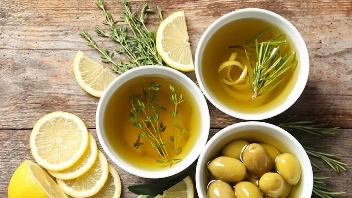 Ramuan lemon dan minyak zaitun memang sehat, tapi belum terbukti sebagai detoks ampuh seperti yang viral di media sosial. (Sumber: AI, Ilustrasi air lemon dengan zaitun)