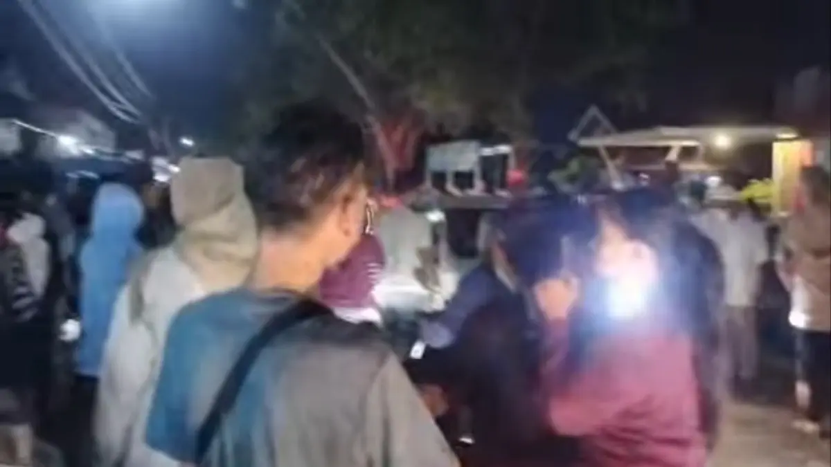 Ratusan warga Brebes grebek warung diduga jual obat terlarang, temukan Hexymer dan Tramadol, gerobak digulingkan ke sungai. (Sumber: radartegal.com)