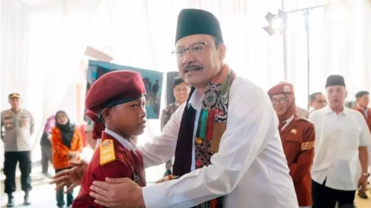 Foto mensos Gusipul Saat berkunjung Ke (SRT) Siswa Sekolah Rakyat Terintegrasi (Sumber foto: radartuban)