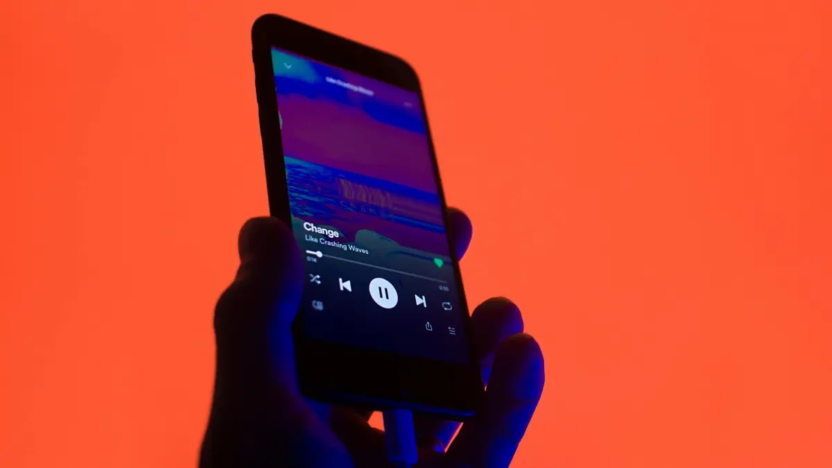 Spotify kini bukan cuma tempat dengar musik, tapi juga beli buku fisik langsung dari aplikasi. (@felirbe/Unsplash)