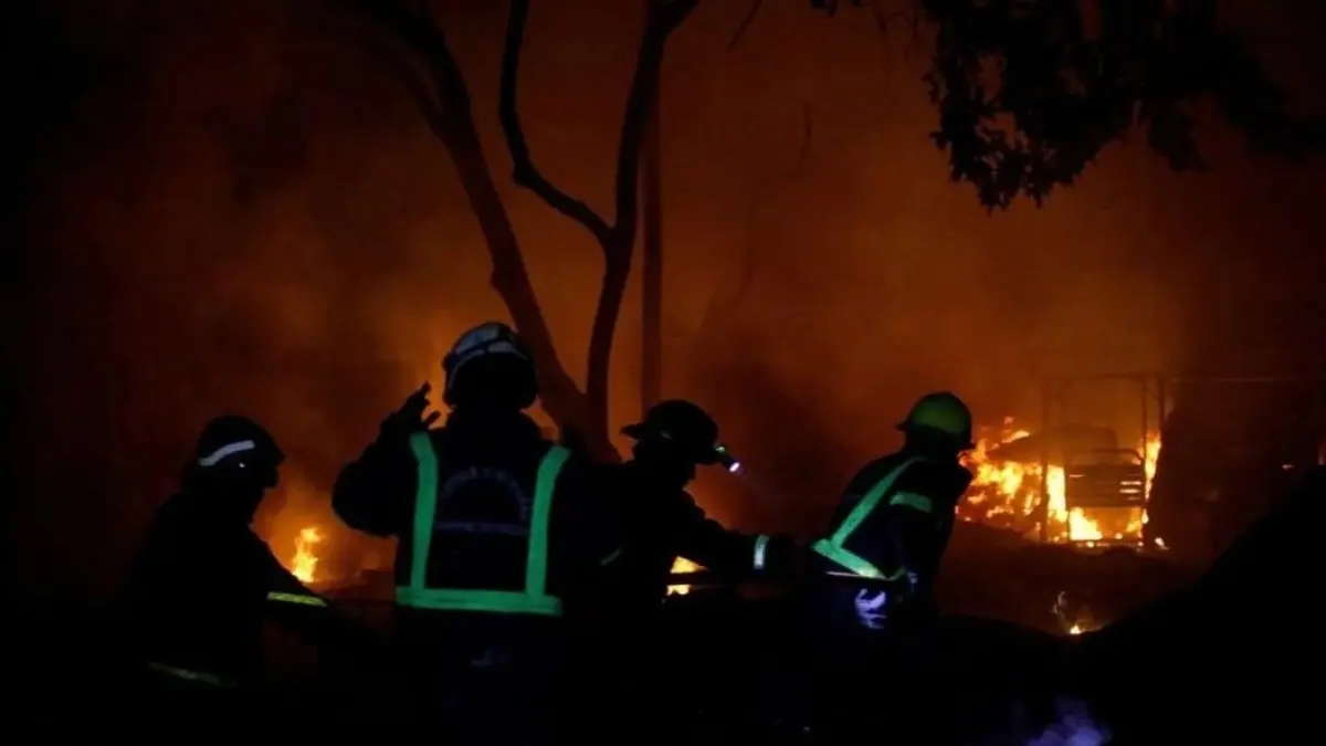Kebakaran hebat melanda permukiman di Sapuran Wonosobo dan menghanguskan dua rumah warga pada Sabtu malam, diduga akibat kelalaian (Sumber: antaranews.com)