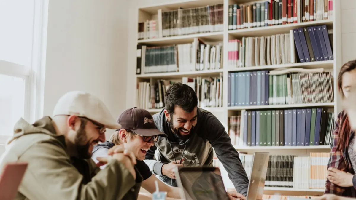 Banyak mahasiswa lulus kuliah tanpa arah jelas karena kurang perencanaan, minim eksplorasi, dan belum mengenal potensi diri secara mendalam. (Photo by Priscilla Du Preez on Unsplash)