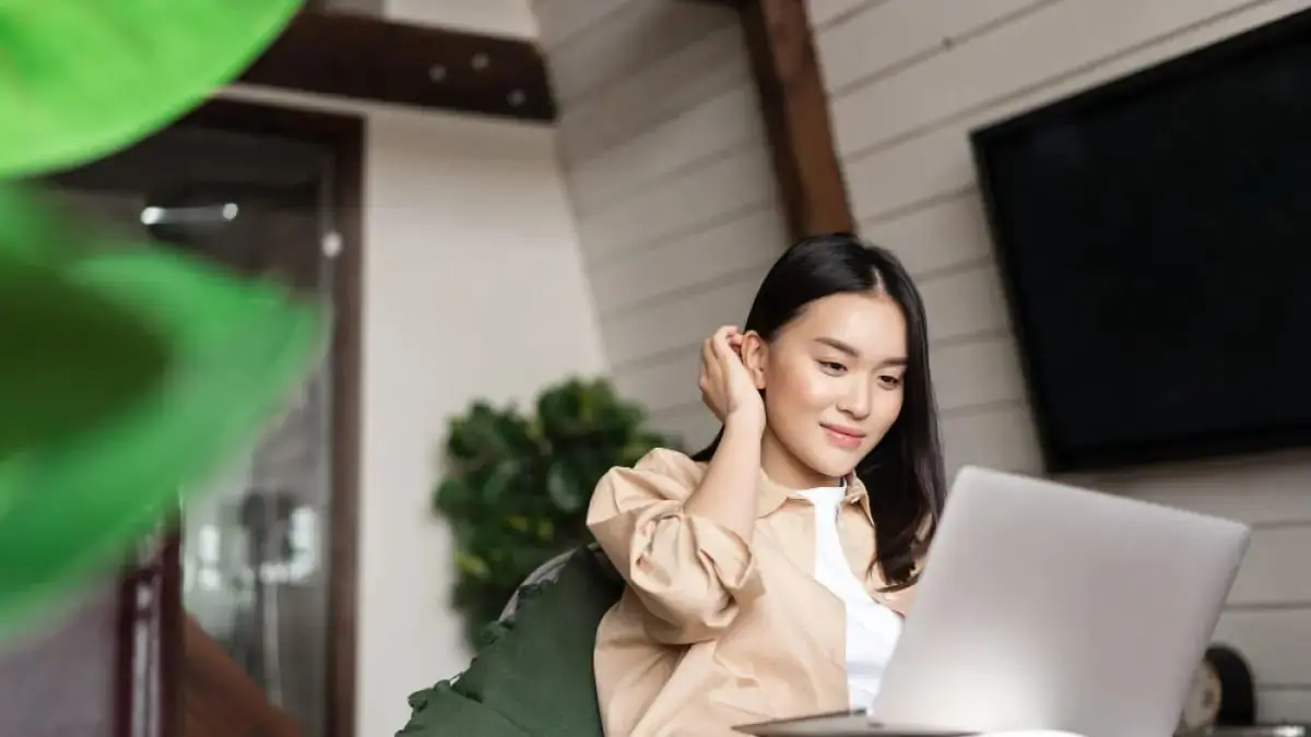 Banyak pekerja memilih WFH bukan hanya karena fleksibilitas, tetapi untuk menghindari kebiasaan kantor yang mengganggu kenyamanan dan produktivitas. (Ilustrasi)