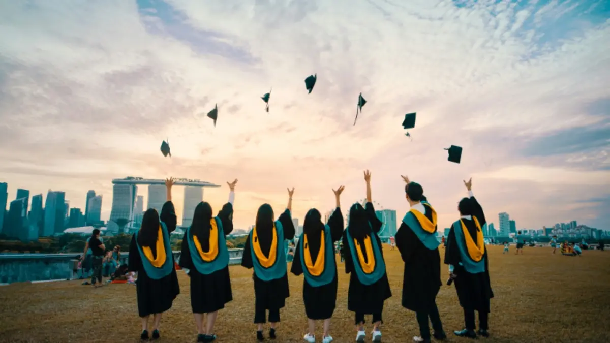 Fenomena lulusan ber-IPK tinggi namun tidak siap kerja menunjukkan adanya kesenjangan antara dunia pendidikan dan kebutuhan industri yang semakin nyata. (Photo by Pang Yuhao on Unsplash)
