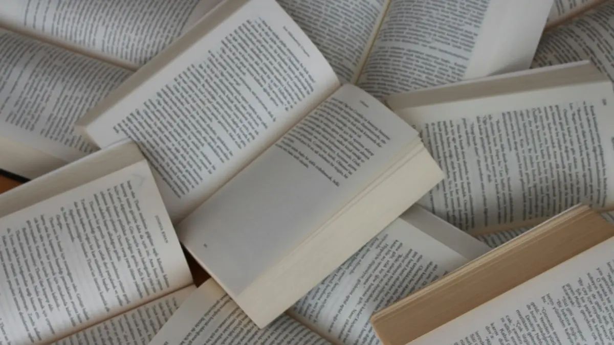 Hari Buku Sedunia jadi pengingat: kita memang makin sering membaca, tapi apakah benar-benar memahami? (Photo by Gülfer ERGİN on Unsplash)