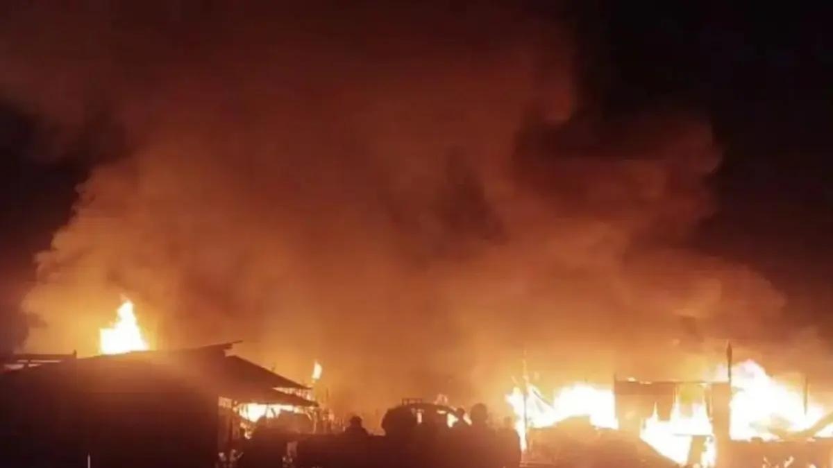 Kebakaran di Gedung D Kemendagri memicu kepanikan ASN, petugas damkar berhasil mengendalikan api sebelum meluas. (Sumber: antaranews.com)