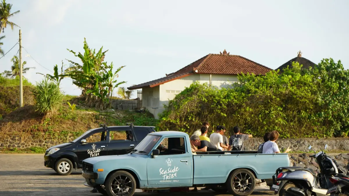 Mobil tua kembali diminati anak muda karena bukan sekadar kendaraan, tetapi simbol gaya hidup, identitas, dan nilai nostalgia yang kuat.(Photo by Maximus Beaumont on Unsplash)