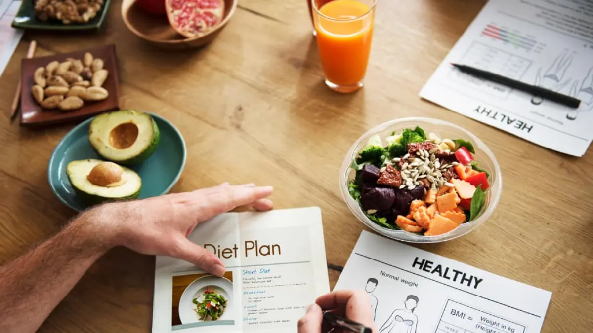 Pola makan konsisten dan seimbang lebih penting daripada diet ekstrem untuk menjaga kesehatan tubuh dan metabolisme. (sumber : freepik)