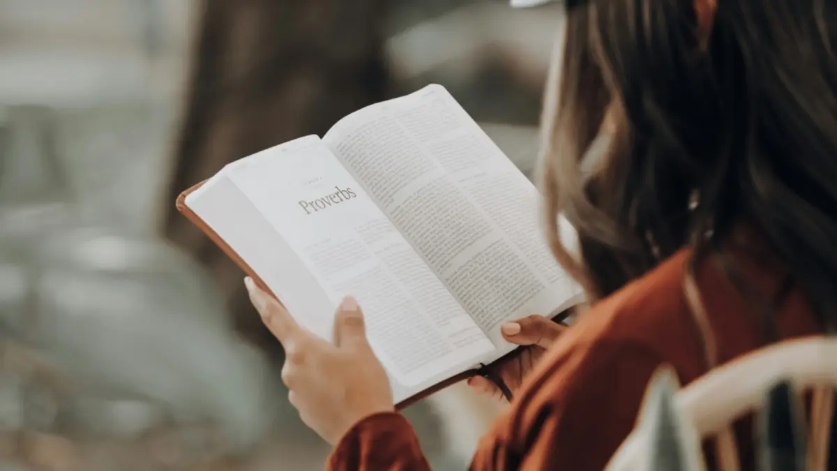 Scroll cepat atau baca dalam?. Cara kita membaca berubah, tapi esensinya jangan sampai hilang (Photo by Joel Muniz on Unsplash)