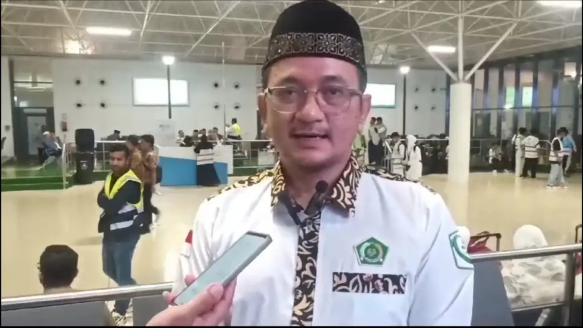 Jemaah haji lansia diimbau tidak memaksakan ibadah agar tetap fit hingga puncak haji di Arafah, Muzdalifah, dan Mina.  (TVOneNews)