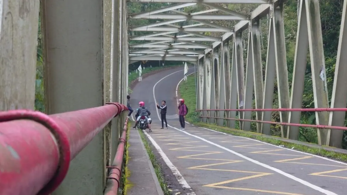 Tragedi bukan tontonan. Ketika semua direkam demi viral, di mana empati kita? (mojokerto.disway.id)