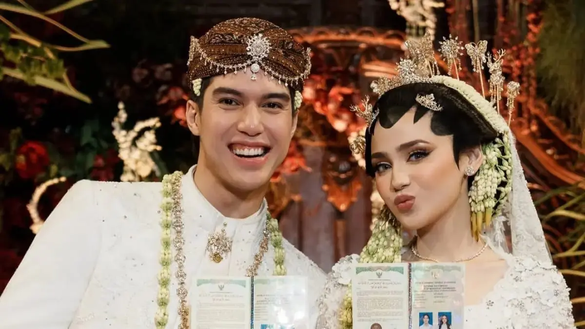 Di balik momen bahagia, ada fakta yang mengejutkan. Syifa Hadju menggunakan wali hakim saat akad nikah dengan El Rumi. (Instagram: syifahadju)