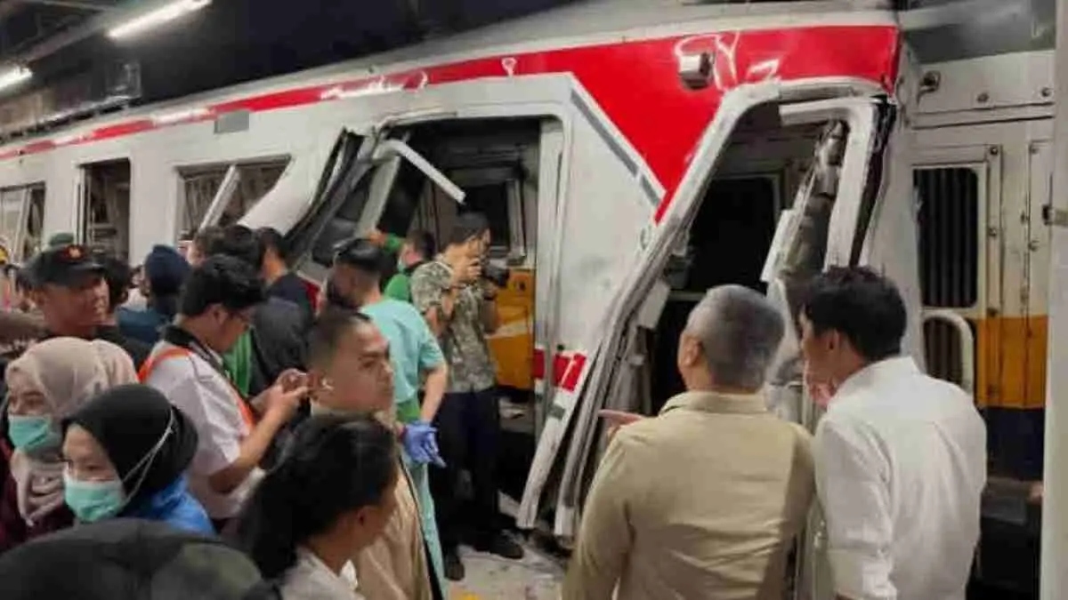 Tabrakan kereta di Bekasi Timur jadi sorotan. Menhub turun langsung, evakuasi dan investigasi KNKT jadi fokus utama. (Sumber Foto: Instagram @dudypdaily)