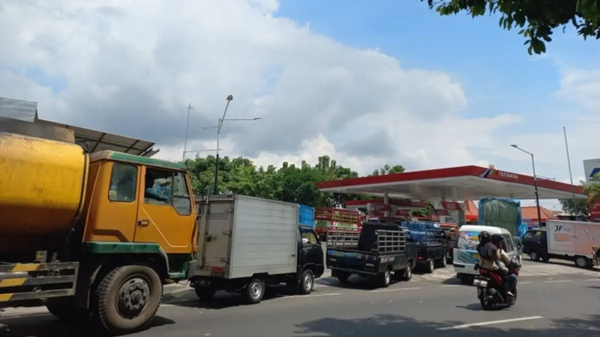 Antrean panjang kendaraan diesel di lajur pengisian BBM solar subsidi di SPBU Sleko, Jalan Pahlawan dari pagi hingga sore, kemarin (28/4). (AHMAD ATHO’ILLAH/RADAR TUBAN)