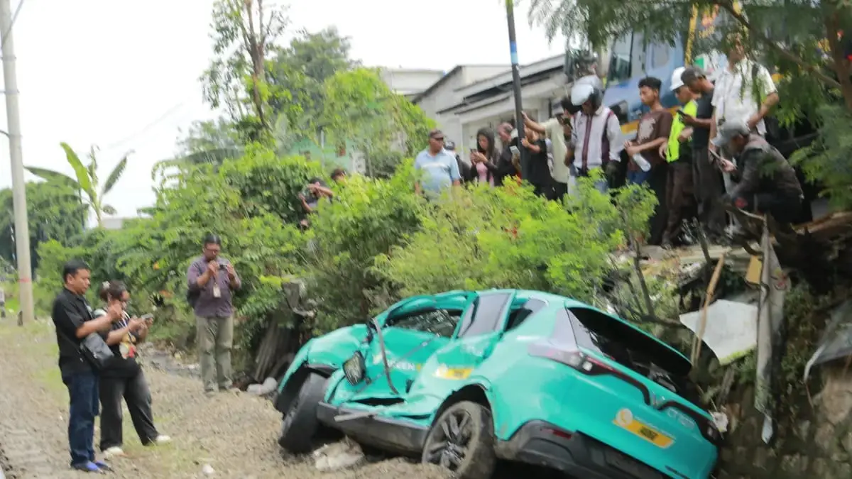 Penampakan Taksi Green yang tertabrak KRL Commuterline yang di Stasiun Bekasi Timur, Bekasi, Jawa Barat, Selasa (28/4/2026). (Dery Ridwansah/ JawaPos.com)