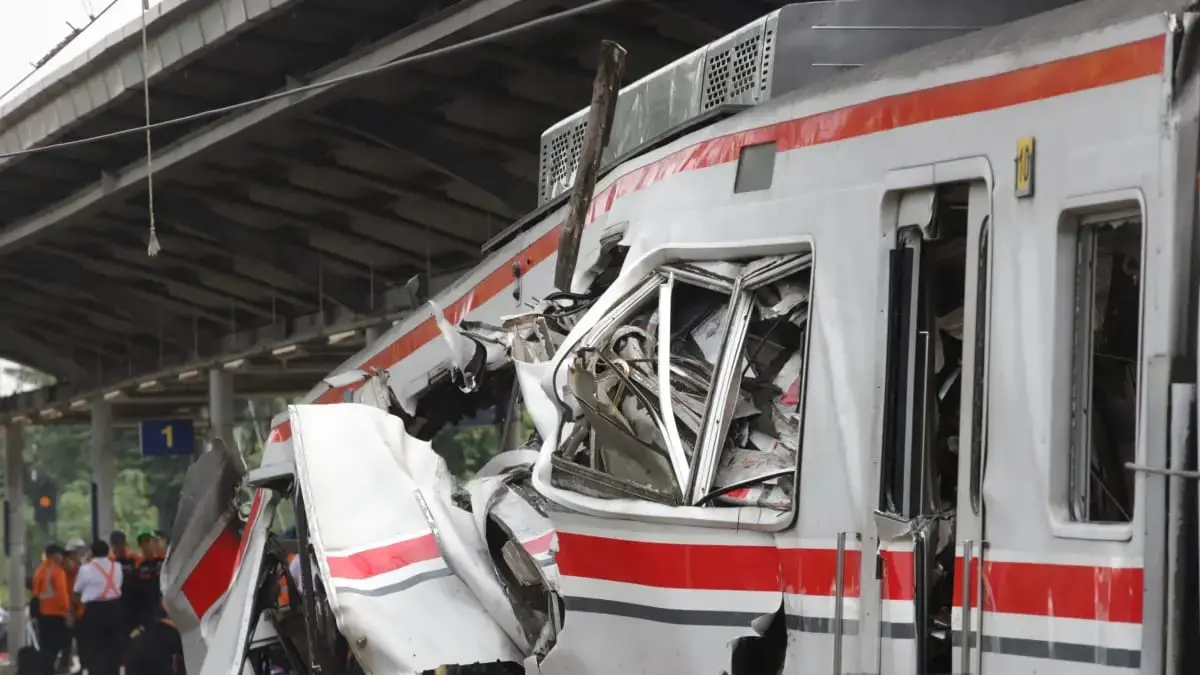 Petugas mengevakuasi gerbong KRL Commuterline yang tabrakan dengan KA Argo Bromo Anggrek di Stasiun Bekasi Timur, Bekasi, Jawa Barat, Selasa (28/4/2026). (Dery Ridwansah/ JawaPos.com)