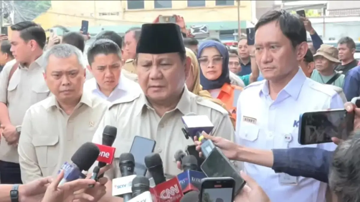 Presiden Prabowo Subianto menjenguk korban kecelakaan kereta yang menjalani perawatan di RSUD Kota Bekasi, Jawa Barat, pada Selasa pagi (28/4). (Jawapos.com)