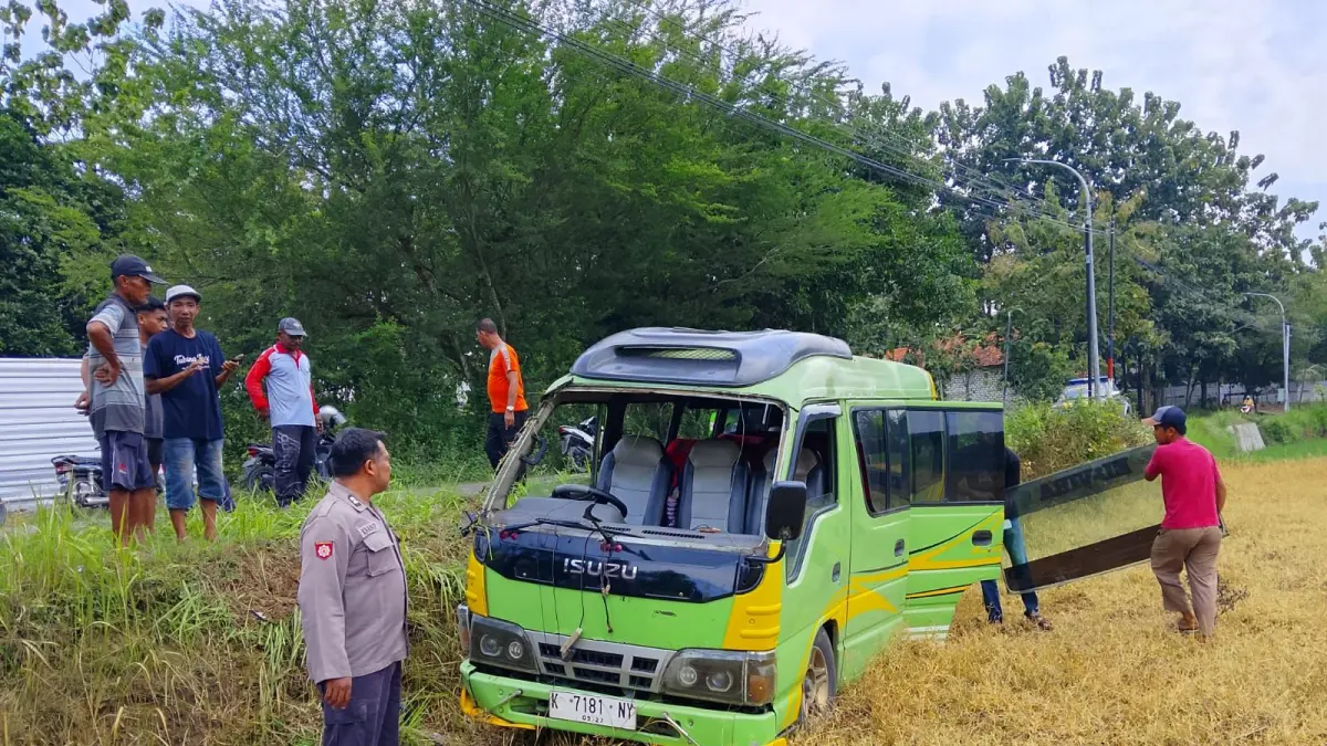 Proses evakuasi kendaraan elf korban kecelakaan di Jalan Raya Jatirogo–Jepon Desa Sidohasri, Kecamatan Kenduruan, kemarin (28/4). (SATLANTAS POLRES TUBAN UNTUK RADAR TUBAN)