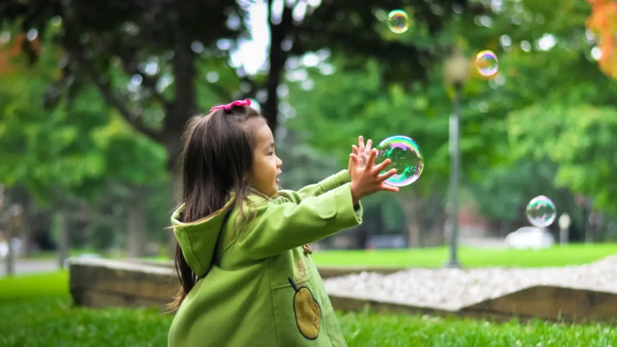 Kelihatan santai dan dimanja, tapi anak bungsu juga punya tekanan yang jarang terlihat. Kamu ngerasain juga?  (Photo by Leo Rivas on Unsplash)