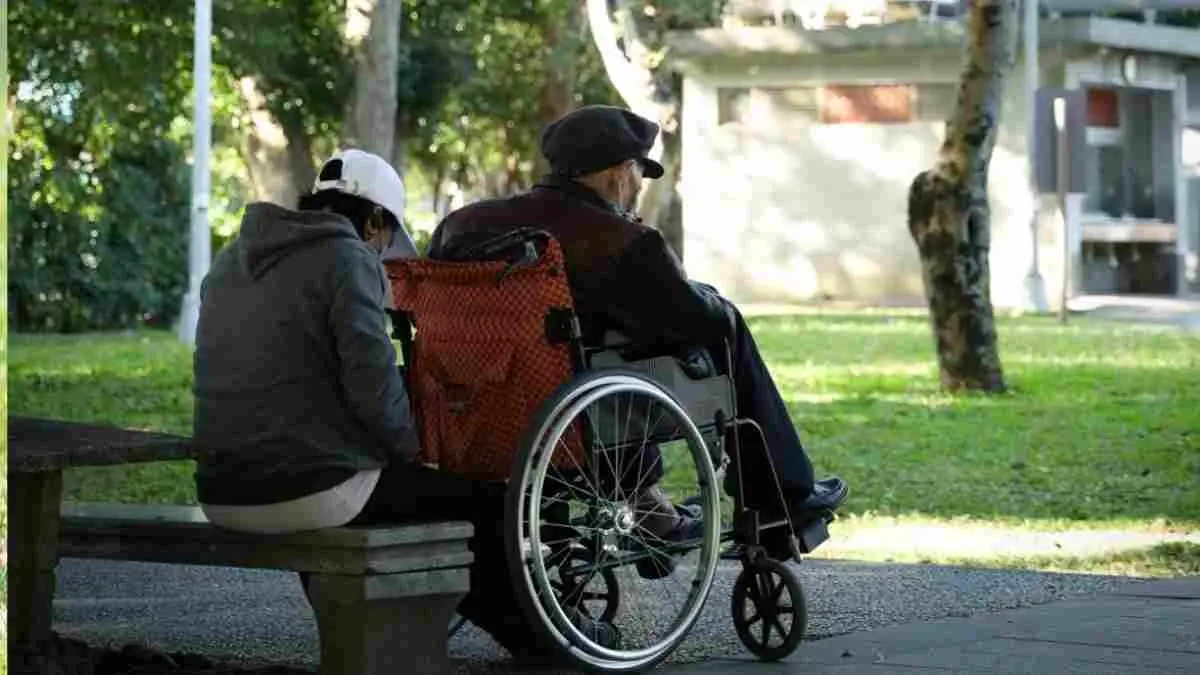 Mereka selalu ada untuk orang lain, tapi siapa yang menjaga mereka?. Caregiver juga butuh istirahat dan perhatian (Photo by De an Sun on Unsplash)