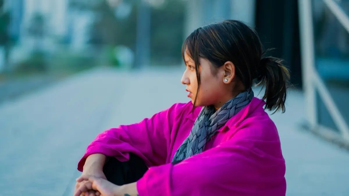 Selalu di tengah, tapi sering tak terlihat. Anak tengah ternyata punya cerita dan kekuatan yang jarang disadari. (Photo by Usman Yousaf on Unsplash)